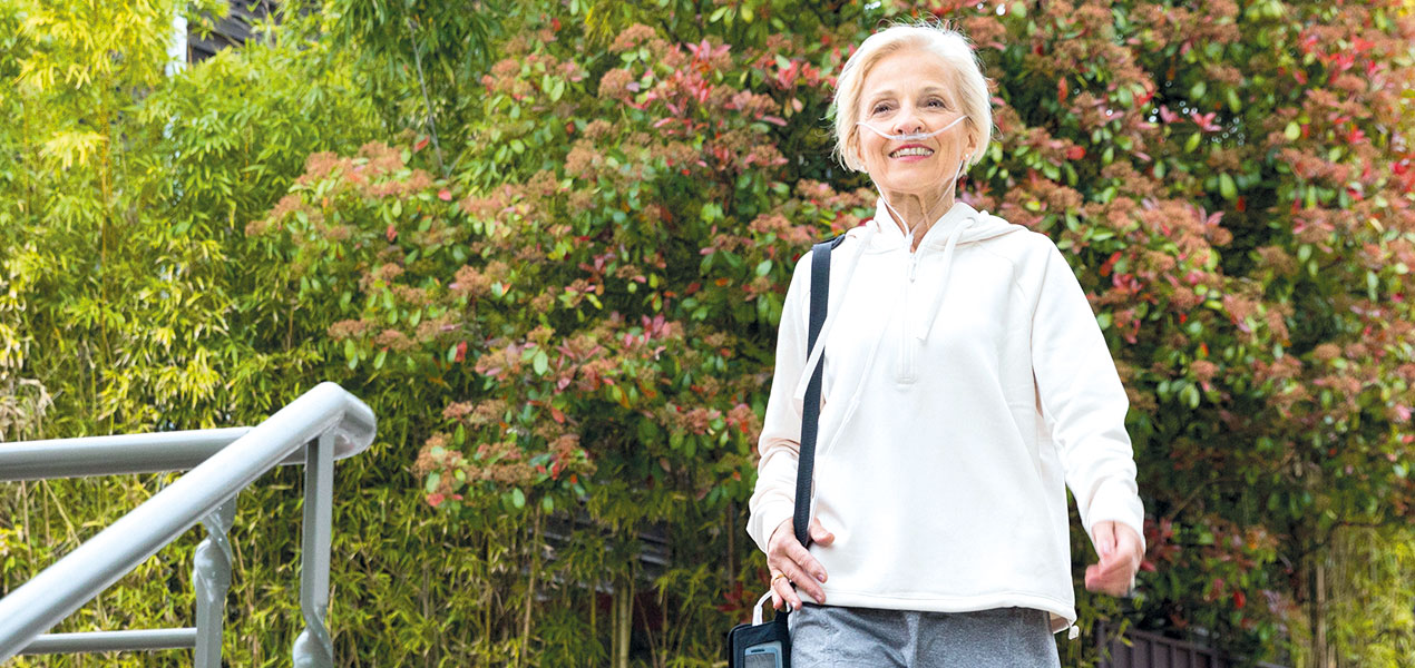 Frau mit Atemmaske beim Spaziergang