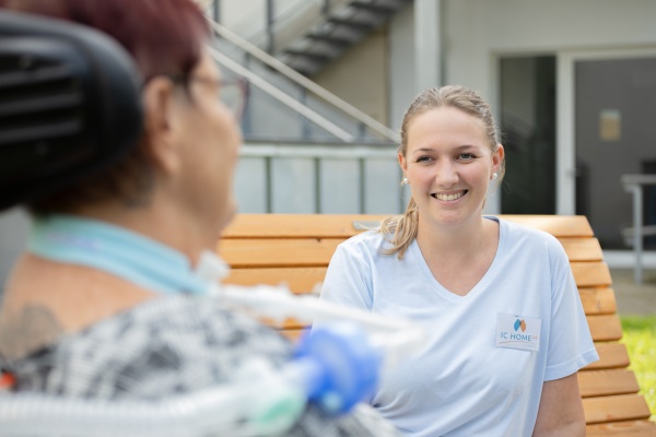 eine IC Home 24 Pflegefachkraft im Gespräch mit einer Patientin