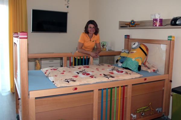 Pflegefachkraft aus Pocking in einem Patientenzimmer