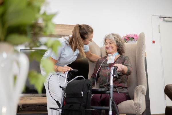 Pflegefachkraft im Gespräch mit einer Patientin