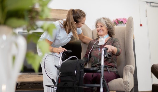 Pflegefachkraft mit Patient im Gespräch