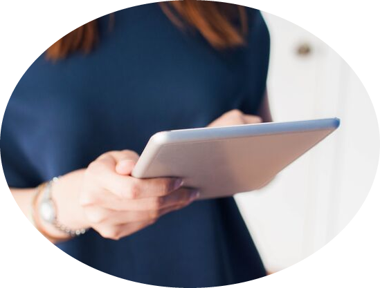 Frau mit Tablet