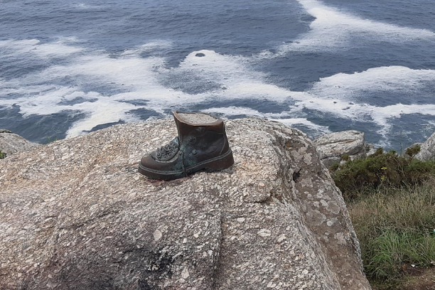 Foto von Pilgerzeichen: Schuh auf Stein