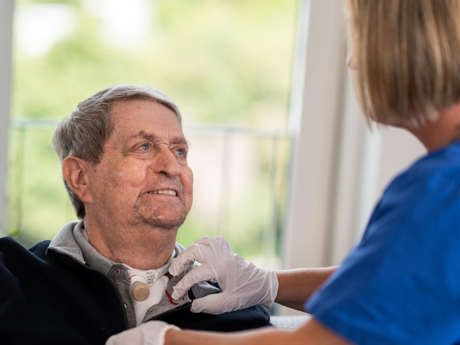 Pflegefrachkraft untersucht einen Patient