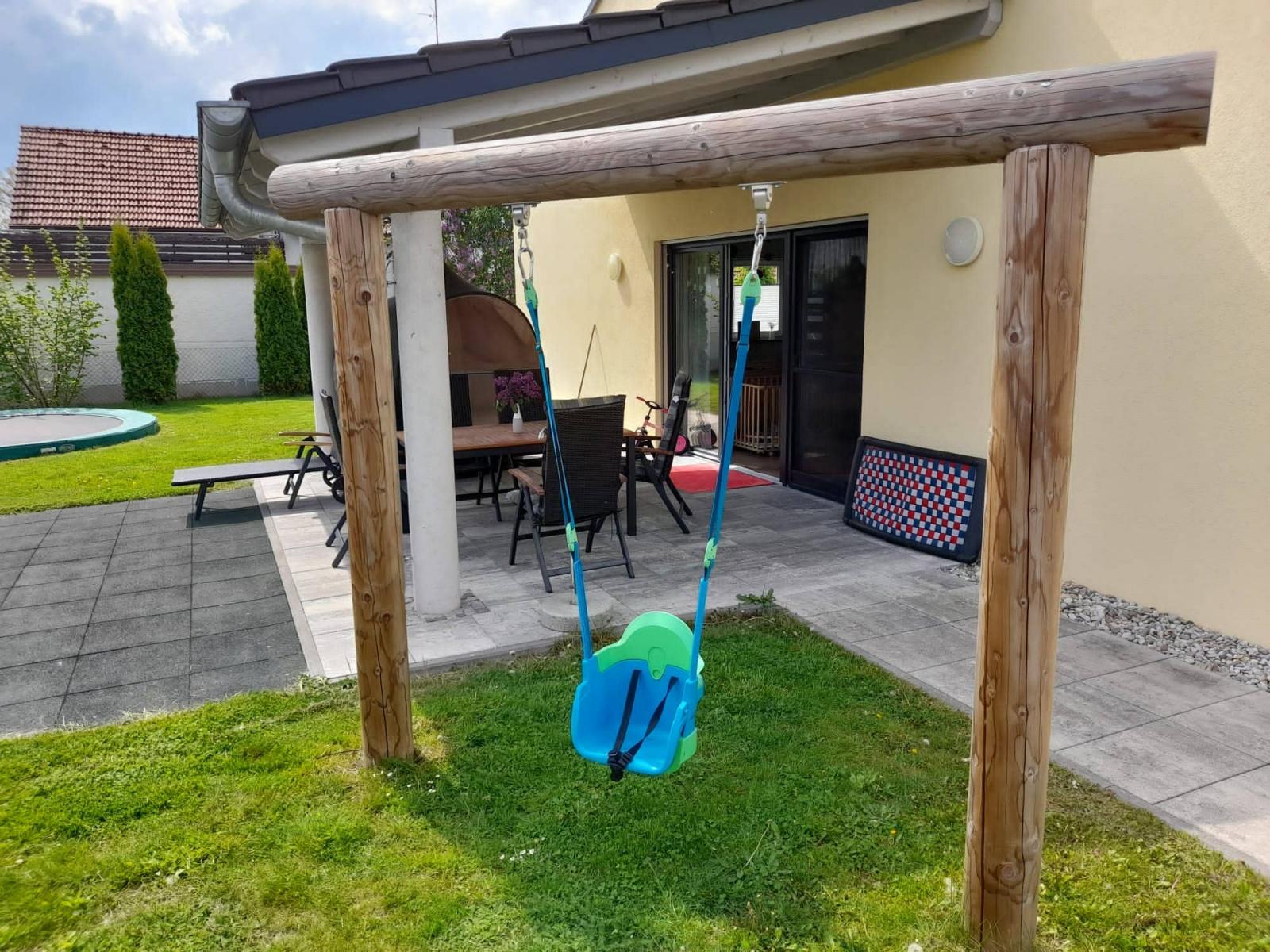 Garten mit Trampolin und Schaukel