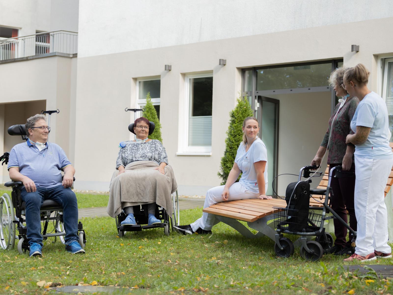 IC_HOME_Standort_Rheine_Bild3_Pflegerinnen_mit_patienten_im_garten.jpg