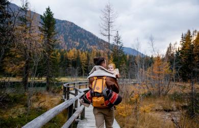 Vater mit Baby auf Reise - Diabetes Reisepumpe