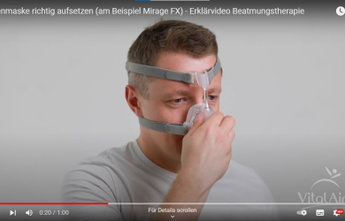 Person zeigt vor, wie Nasenmaske (Mirage FX) richtig aufgesetzt wird