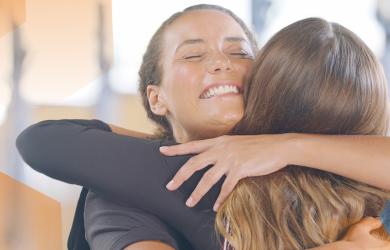 Zwei Frauen umarmen sich glücklich