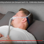 Person führ vor, wie man eine Nasenpolstermaske richtig aufsetzt