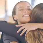 Zwei Frauen umarmen sich glücklich