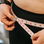 Maßband um dicken Bauch