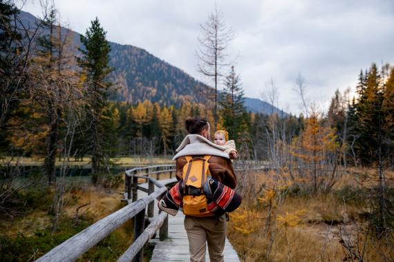 Vater mit Baby auf Reise - Diabetes Reisepumpe