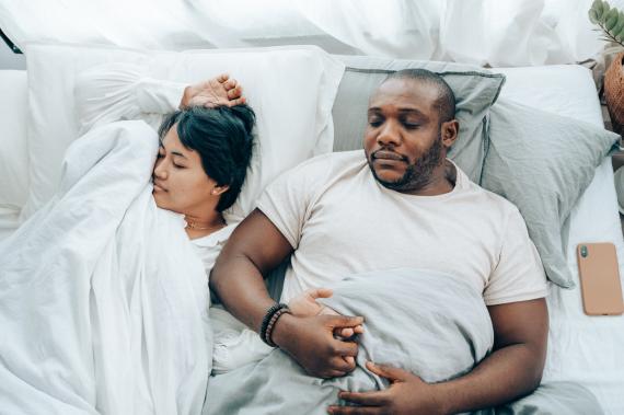 Paar schläft im Bett - VitalAire Artikel: Wie lange kann ich meinen Schlauch benutzen