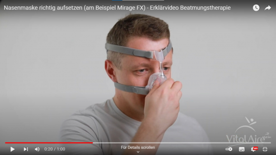 Person zeigt vor, wie Nasenmaske (Mirage FX) richtig aufgesetzt wird